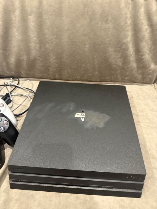 Sony PlayStation 4 Pro + 2 геймпади + ігри