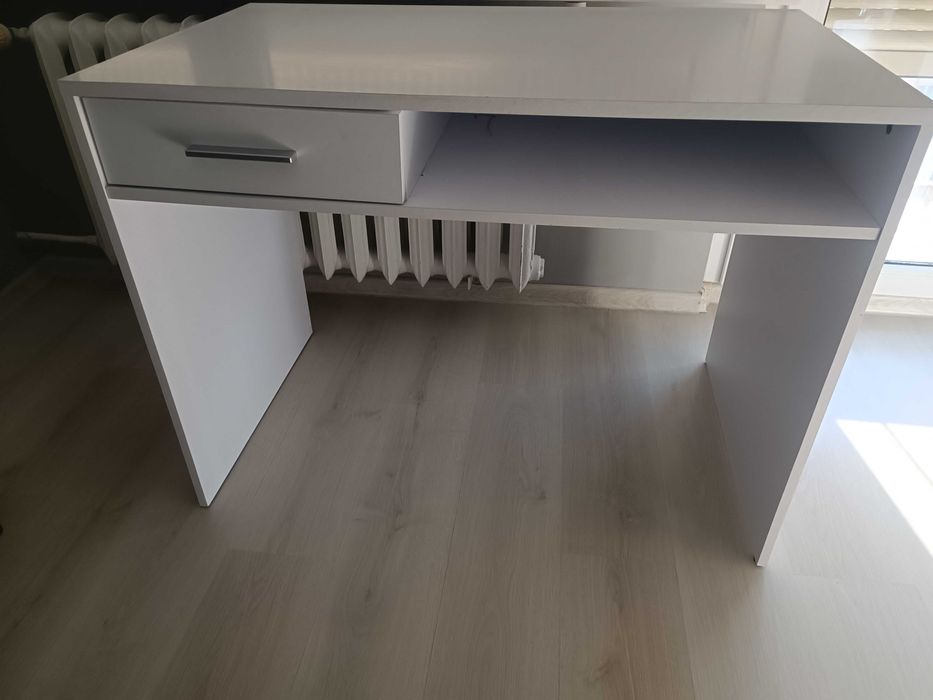 Białe biurko ikea