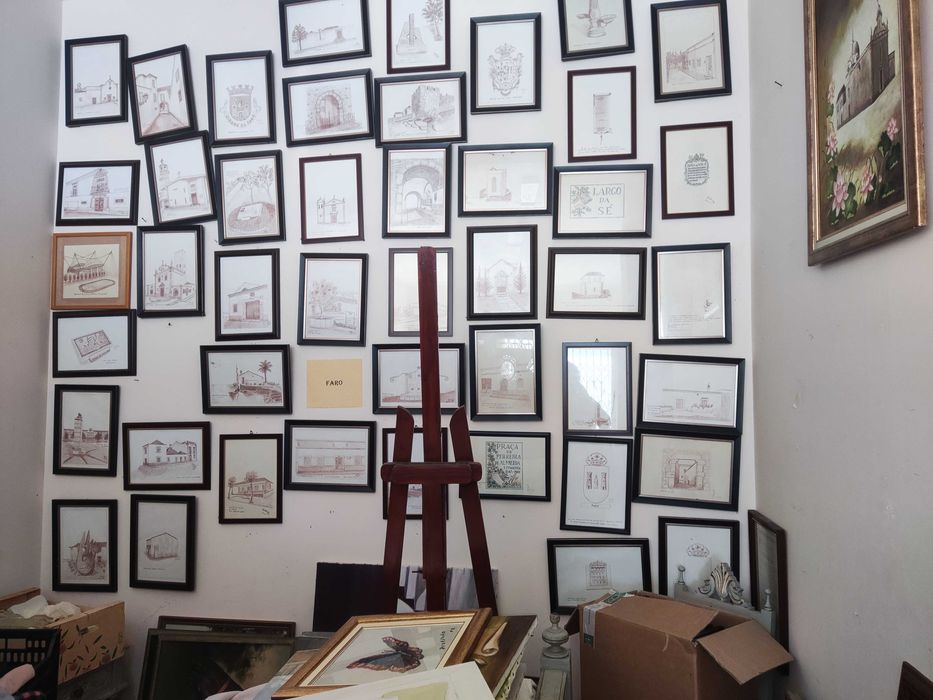 Desenhos a caneta emolduradas de locais emblemáticos em Faro e Olhão