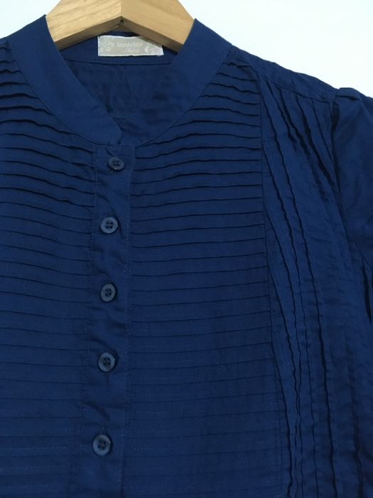 Blusa azul com botões