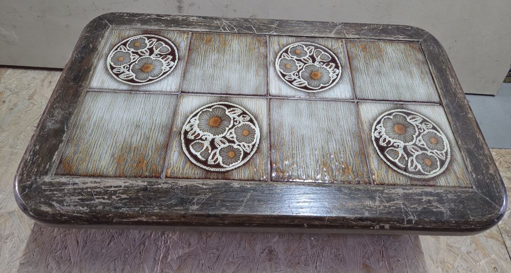 Stolik drewniany z płytkami ceramicznymi. Niski.