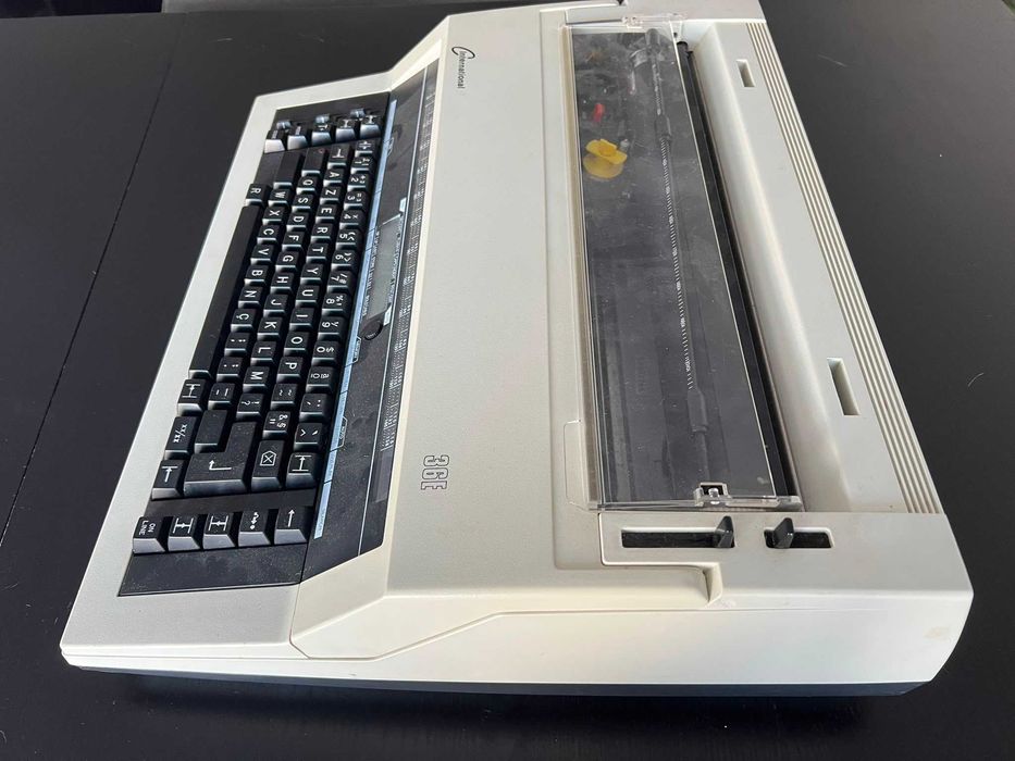 Máquina de Escrever Eletrónica Nakajima International 36E (A Funcionar)