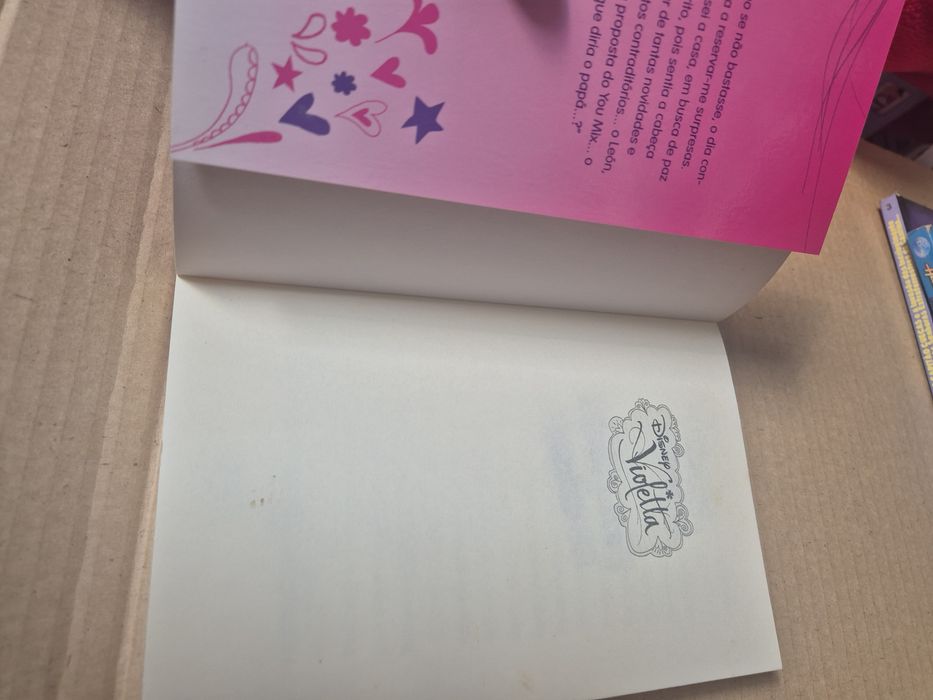 Livro " Violetta - Tudo para cantar"