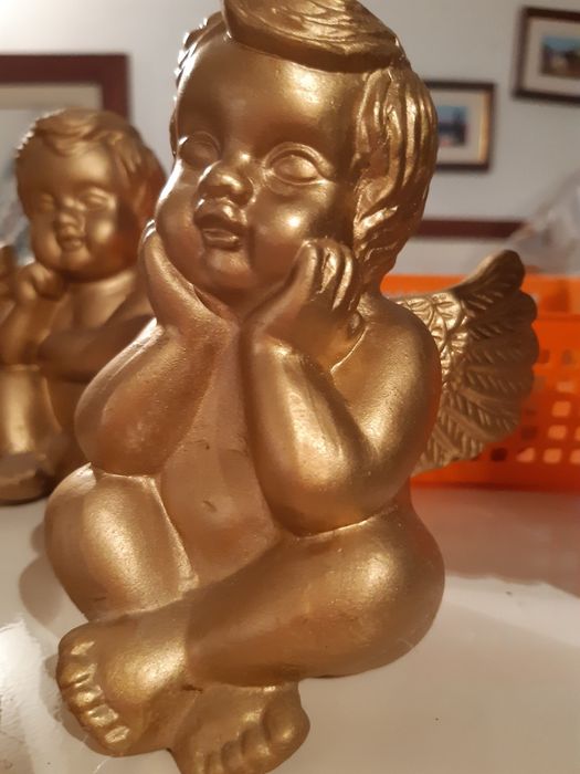 Anjos em loiça dourados
