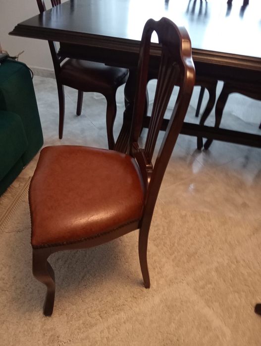 Mesa de jantar de madeira