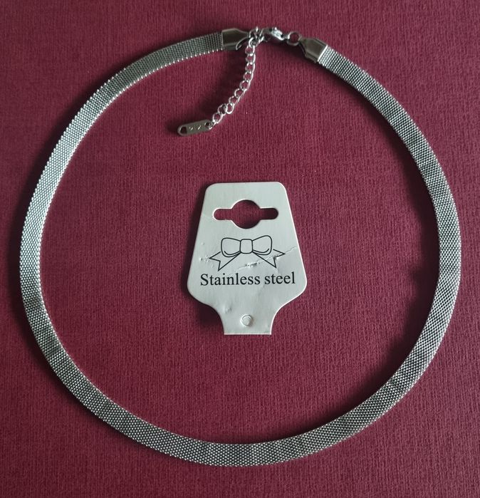 Colar/gargantilha prateada, em aço, com extensor.