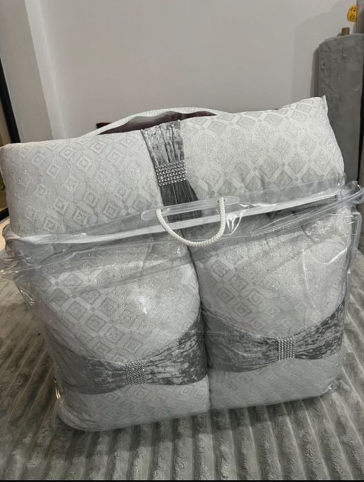 Edredão com aplicacões em veludo e lurex + 2 almofadas + 1 travesseiro