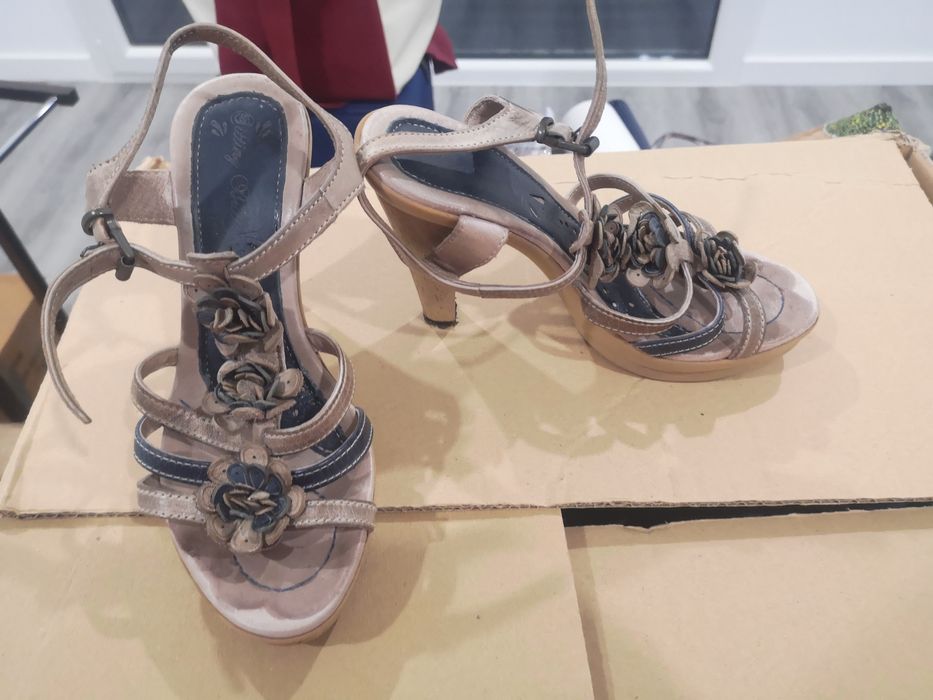 Sandálias de salto alto, em tons beje e azul, 35