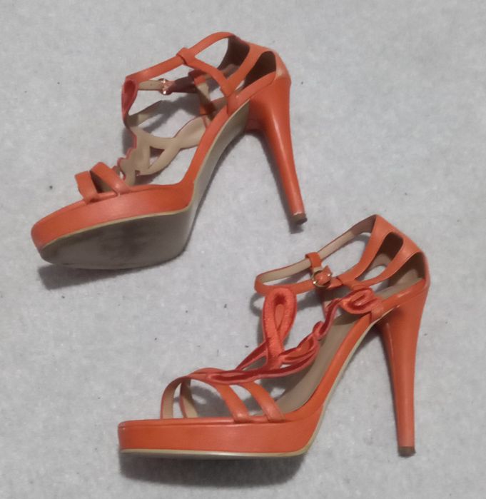 Sandálias laranja Moschino