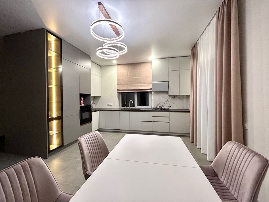 Весняна 12. Свіженький таун. 3 спальні