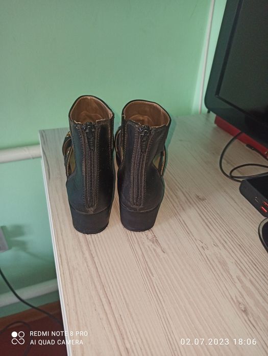 Босоніжкі майже нові