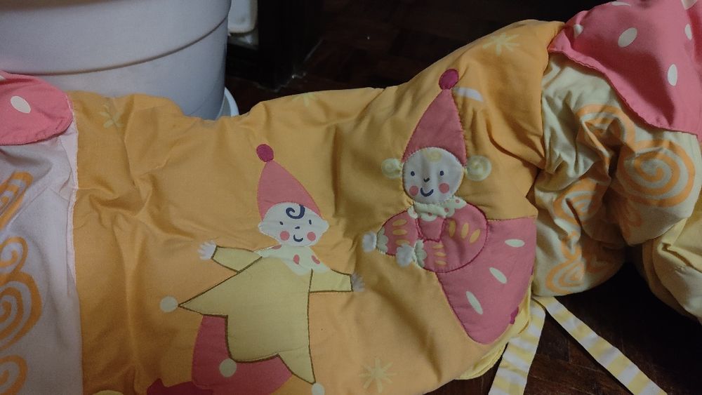 Proteção de cama de grades com decorações