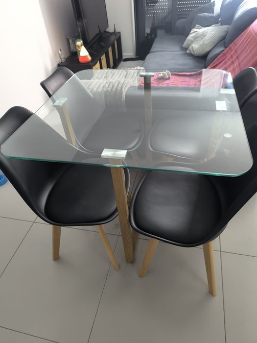 Mesa com 4 cadeiras
