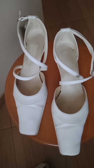 Białe buty ślubne