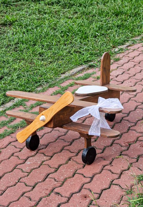 Avião feito em madeira com 70 cm de comprimento
