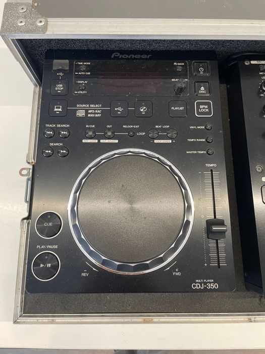 2× Pioneer CDJ-350 1× Pioneer DJM-350 Flight case onde estão montados