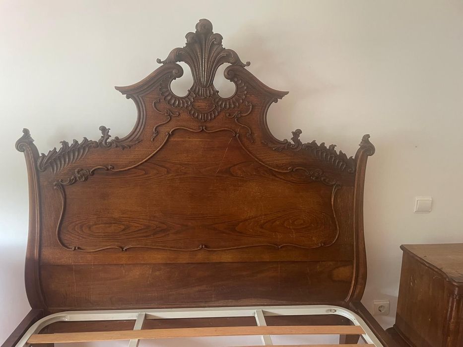 Cama antiga em carvalho + 2 mesinhas cabeceira