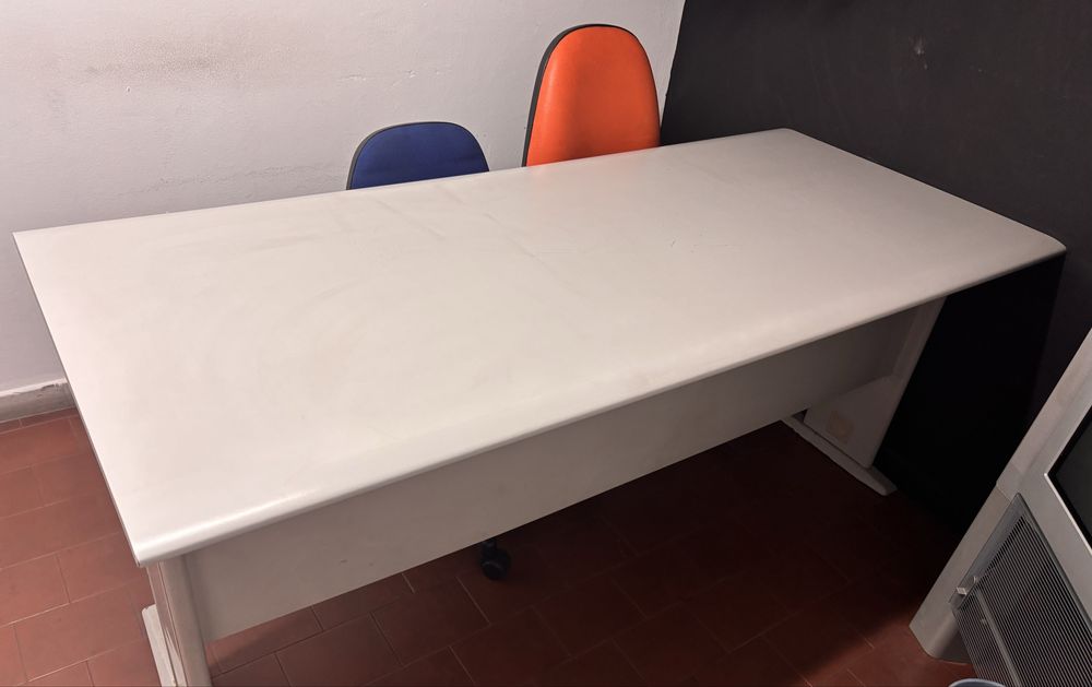 Vendo mesa em excelente estado com 1,80 comprimento por 0,80 de largur