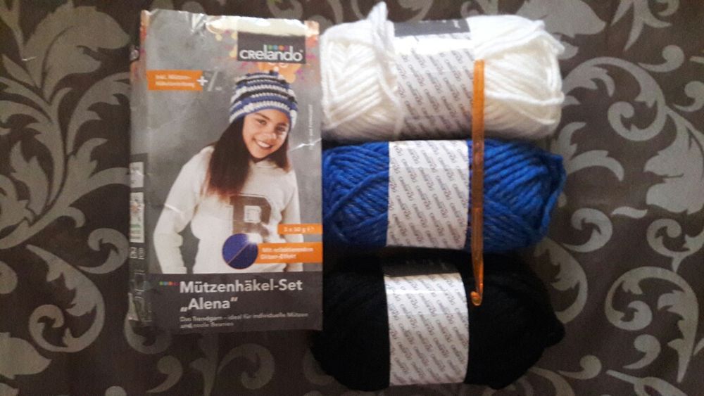 Набор ниток с крючком для вязания шапки новый