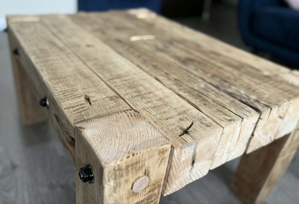 Stolik kawowy ze starego drewna / stare belki