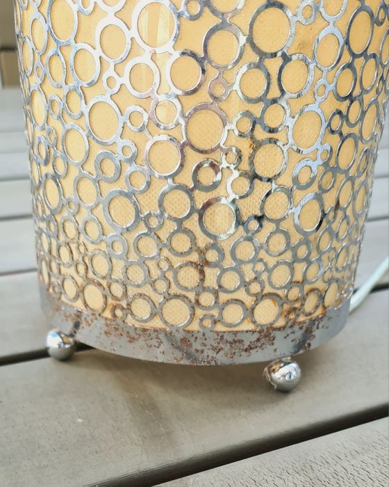 Candeeiro de mesa com rendilhado em metal