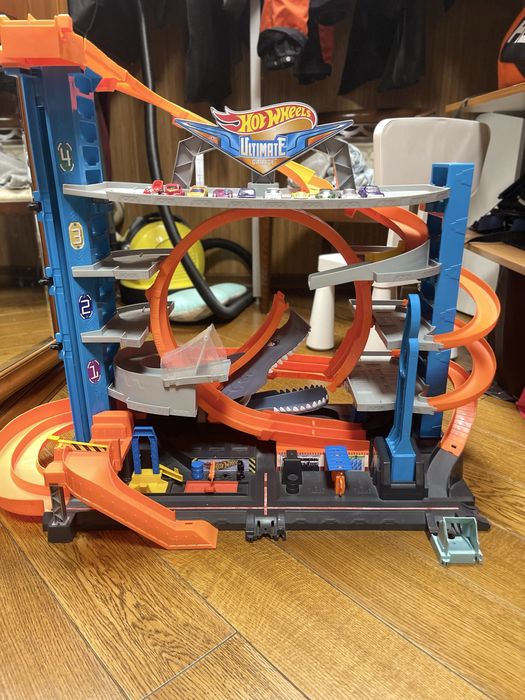 Hot Wheels City. Ultimate Garage з акулою