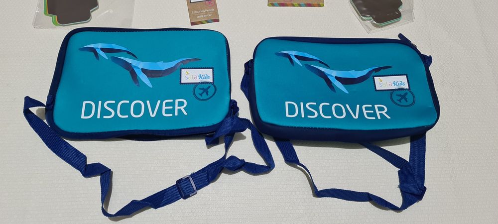 Dois conjuntos de criança. Bolsas de avião.  Novo