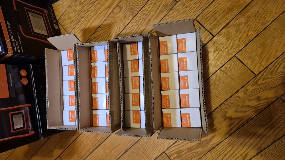 Лампа  LEDVANCE c аккумулятором.A60W. 8W/806 Lm..230V. E27.2700 K.