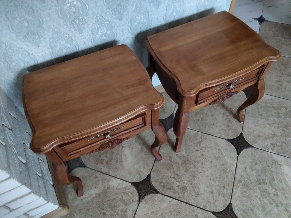 Пара вінтажний приліжкових тумбочок.