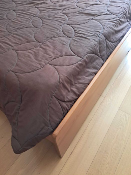 Cama casal com comoda e espelho