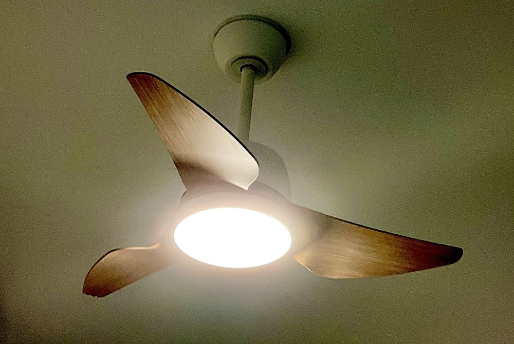 Ventoinha de teto com luz LED IP44 em excelente estado