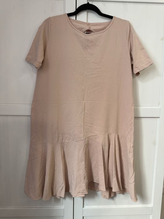 Sukienka z asymetrycznym dołem