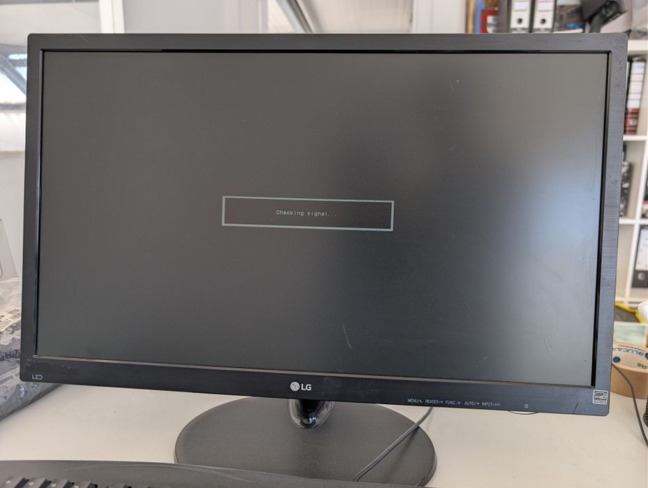 Monitor LG 24" modelo 24M38H-B, é um ecrã de 24"