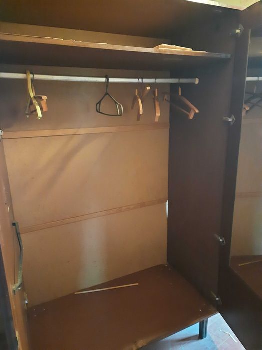 Продам дві шафи.