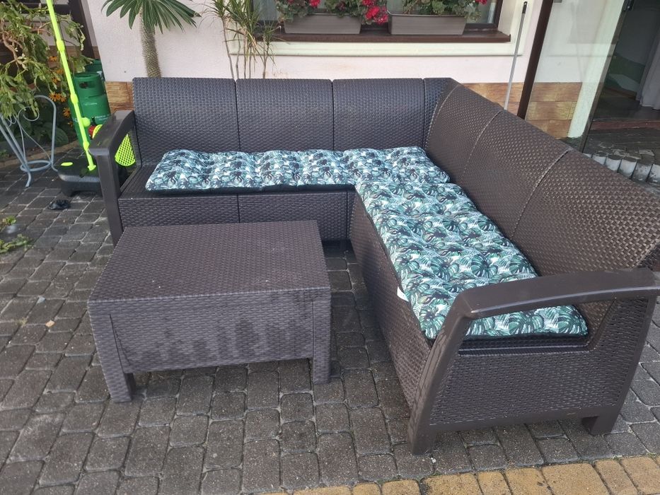 Naroznik ogrodowy z technoratanu  180x180  cm + stolik (siedzisko 50cm) 40cm wysokosc siedziska. + nowe pufy