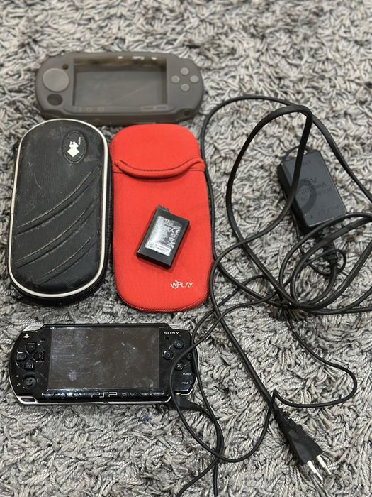 PlayStation PSP com capa e bolsas