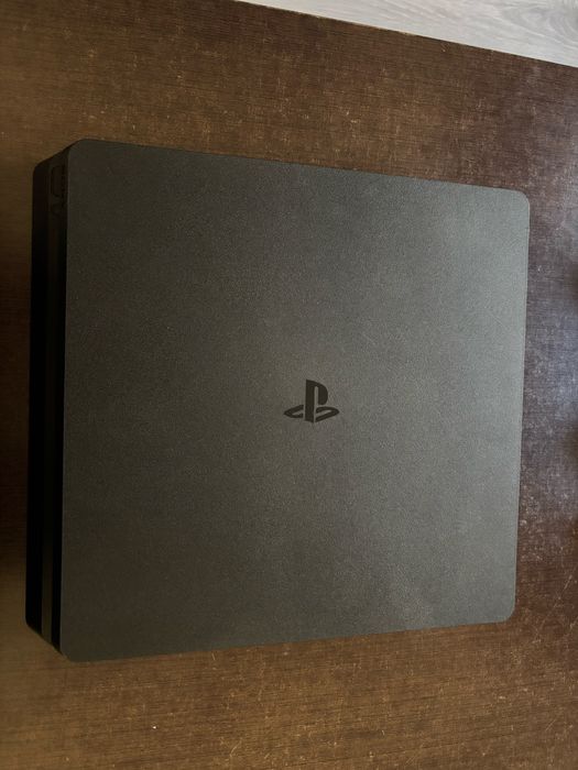 PlayStation 4 Slim e comando