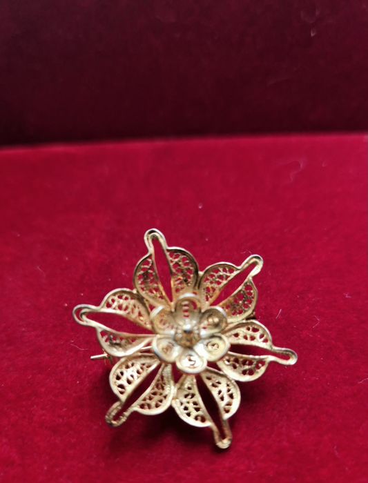 Broche em prata dourada