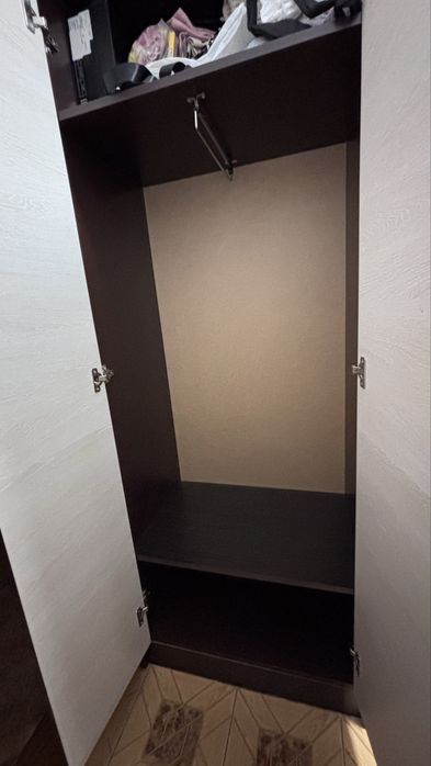 Шафа в прихожу з дзеркалом