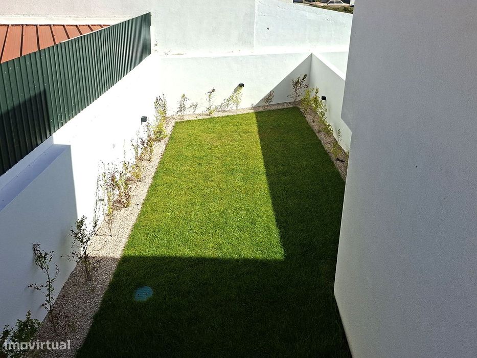Moradia T3 nova com jardim em São Domingos de Rana