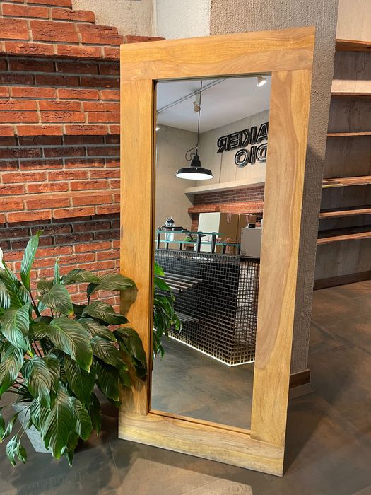 Lustro w drewnianej ramie