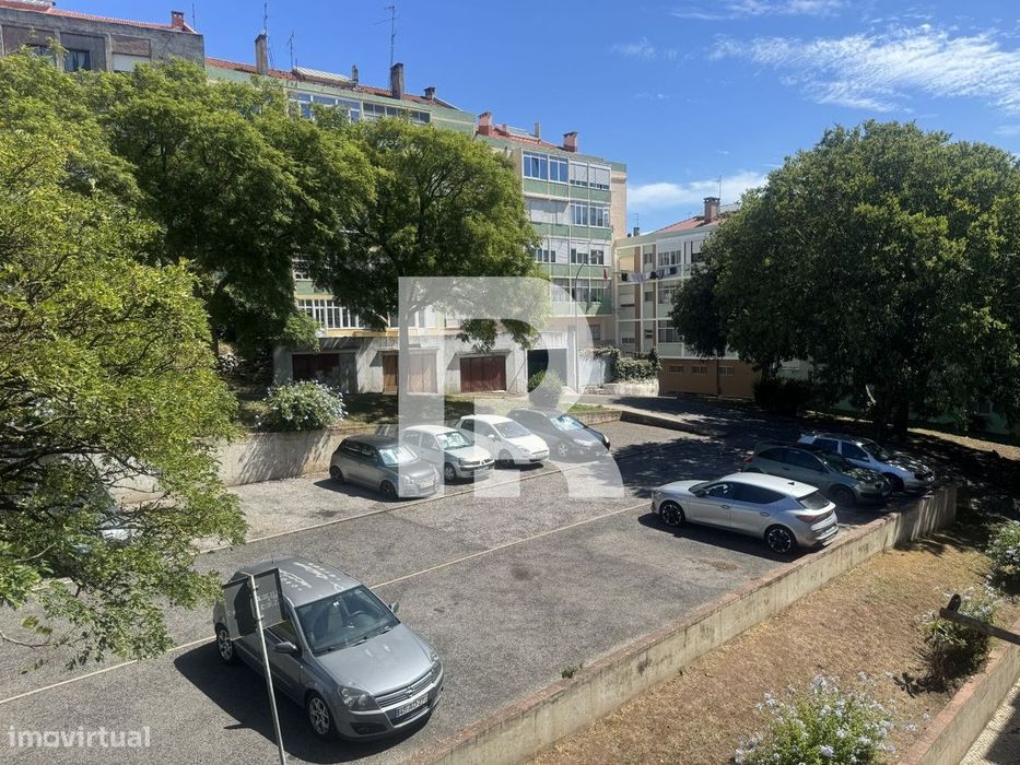 Apartamento T2 com varanda totalmente remodelado na Venteira