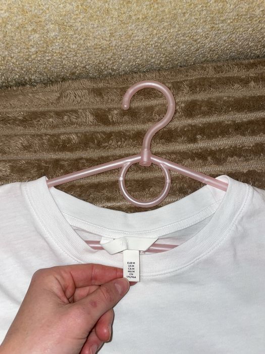 Продам  білу футболку H&M.