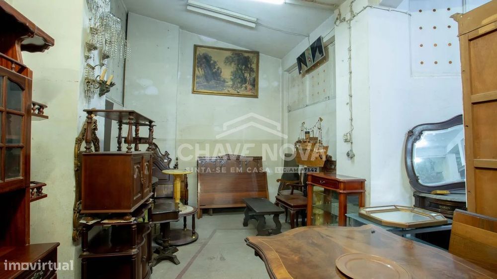 Garagem / Armazém Independente com 256m² na Avenida da República