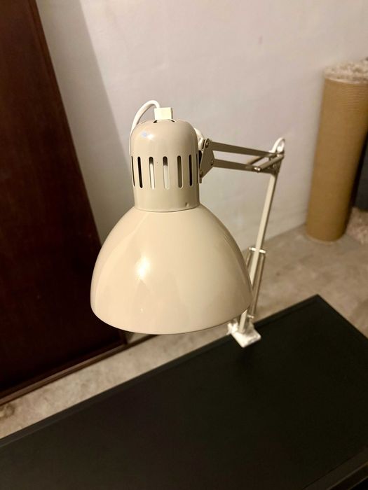 Luminária de Mesa com Grampo – Ajustável