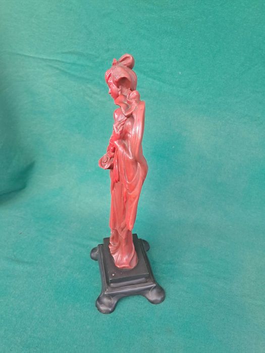 Escultura oriental assinada em masa .