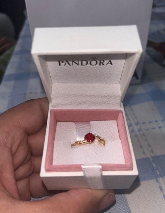 Anel da Pandora vermelho