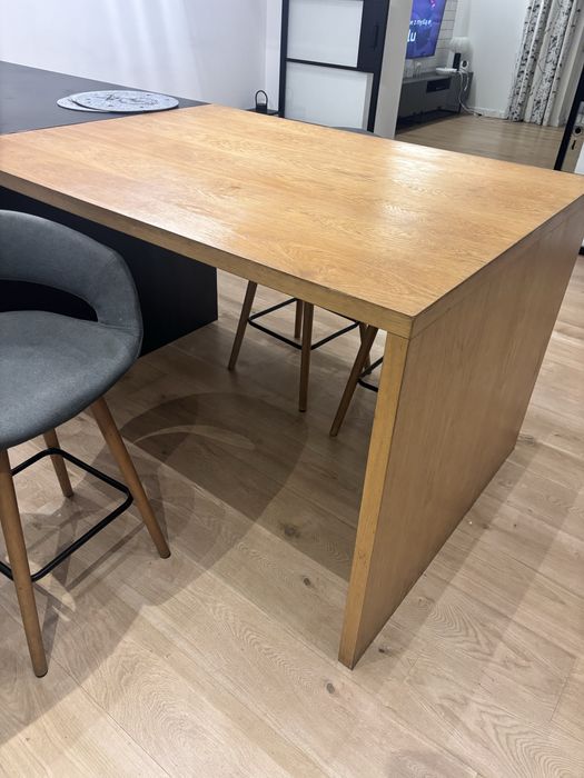 Wyspa kuchenna z hokerami