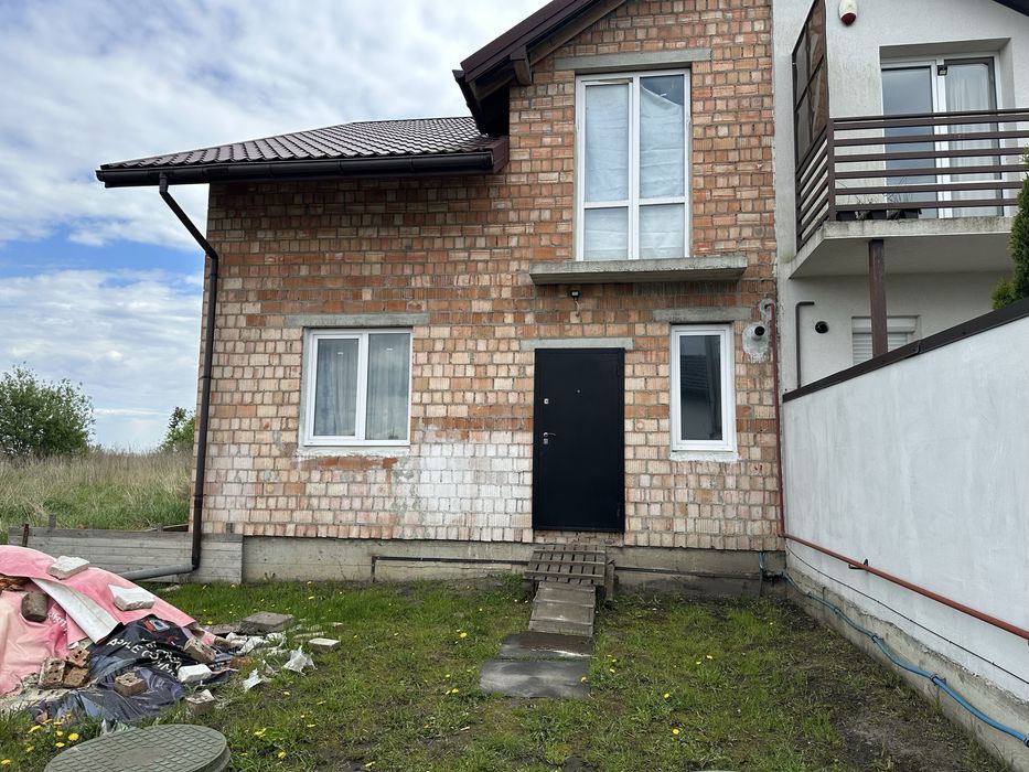 Продаж котеджу у с. Зубра (центр )