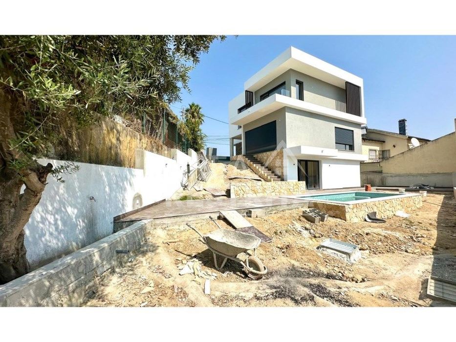Moradia Nova T4+1 Isolada com Piscina - Charneca de Caparica (Almada)